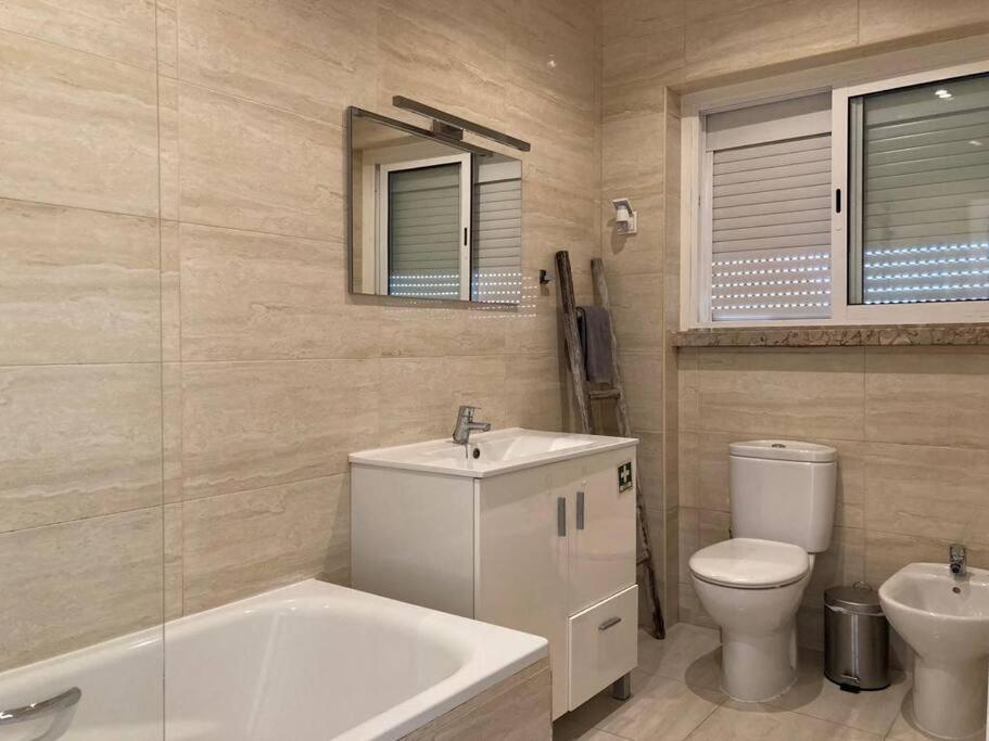 Apartamento Bem Localizado Para Familias & Amigos Apartment Lisbon Exterior photo